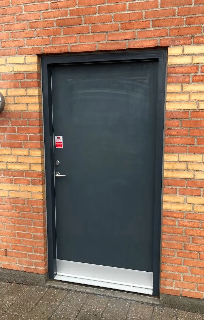 Dør efter facaderens