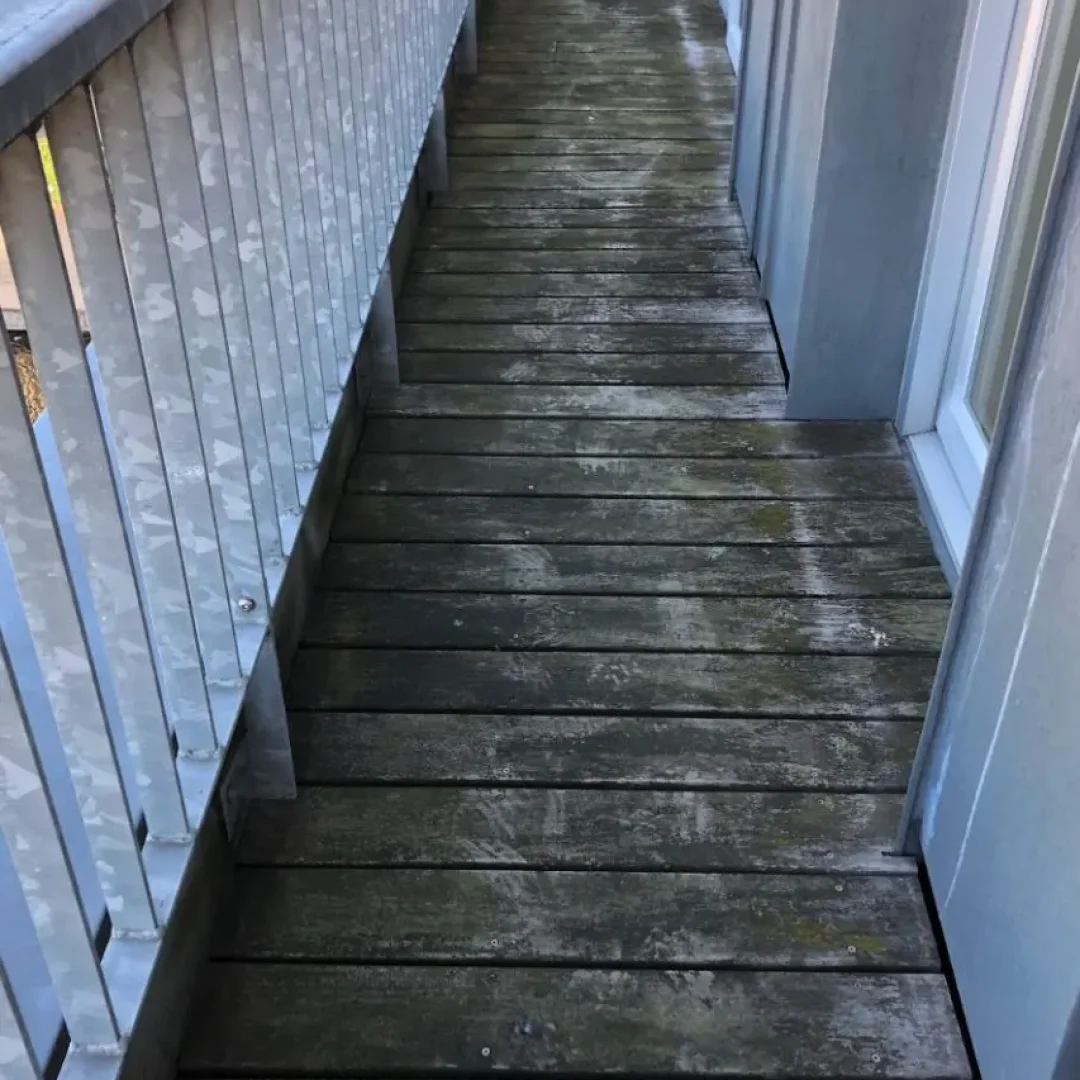 Højtryksrensning af træterrasse